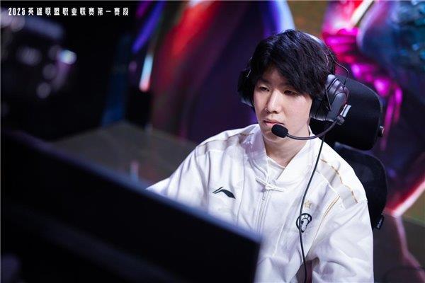 26年英雄联盟职业联赛 为玩家带来超凡体验瓦利棋牌无畏竞巅峰！傲风携手2025-20(图2)
