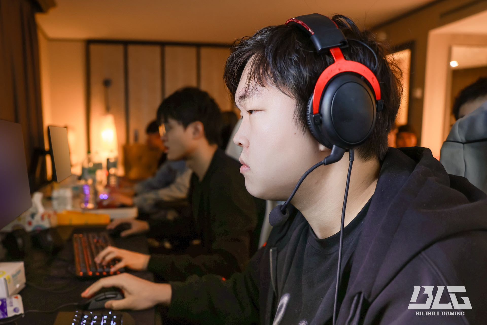 椅行业未来助力玩家享受极致体验瓦力棋牌傲风以技术创新引领电竞(图2)
