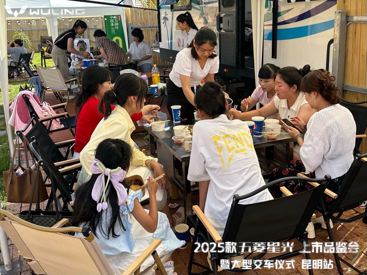 昆明区域上市闪耀开启年轻出行新篇瓦力棋牌游戏2025款五菱星光(图7)
